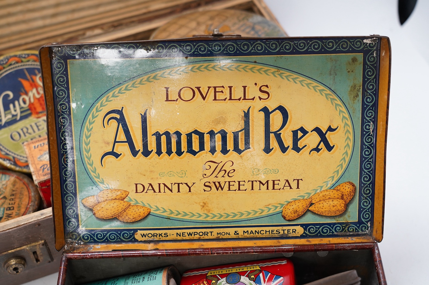 A quantity of early / mid 20th century advertising and confectionery tins. Condition - poor to fair